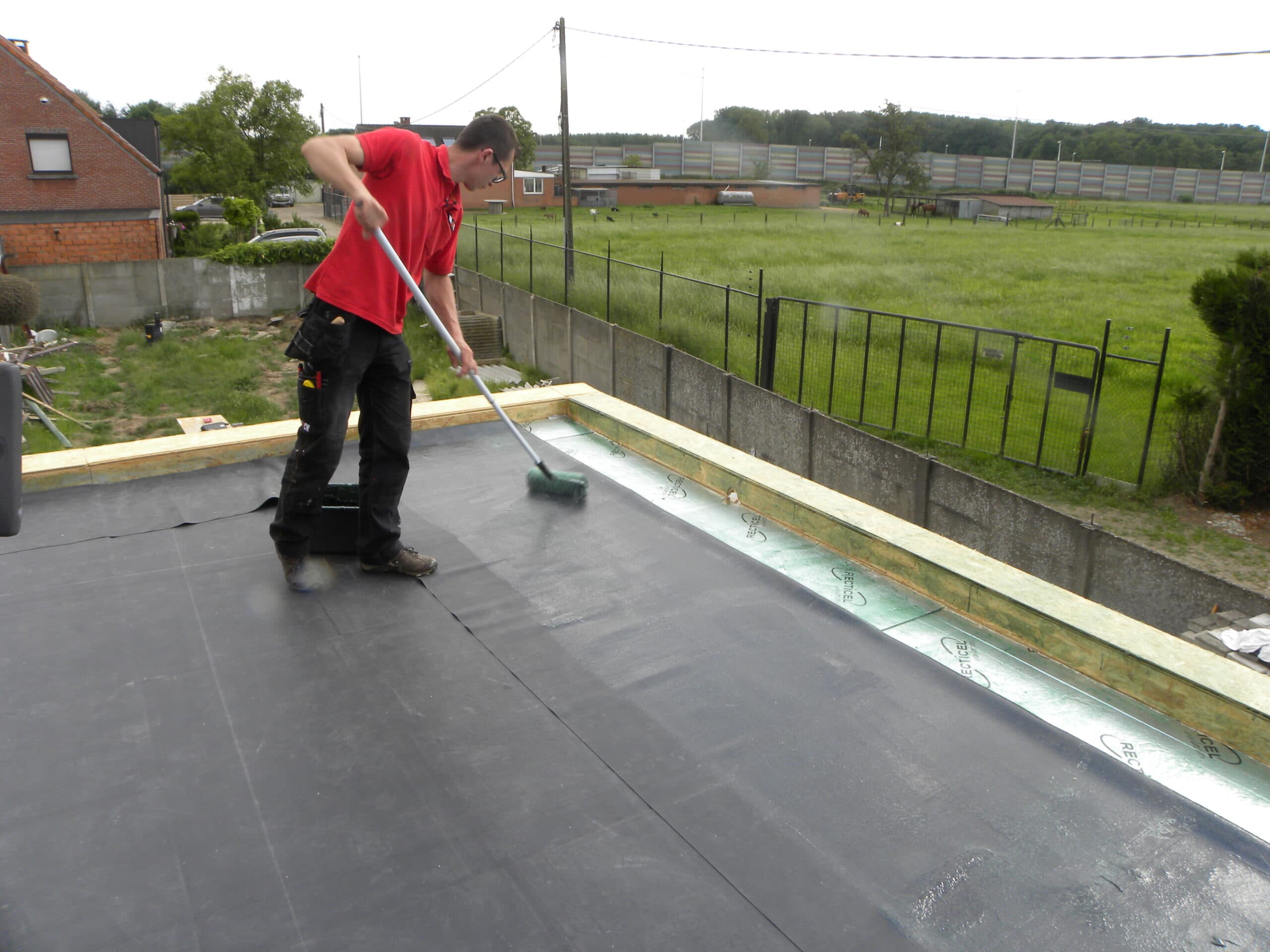 RoofCover Primer+ wordt aangebracht op een EPDM-dak