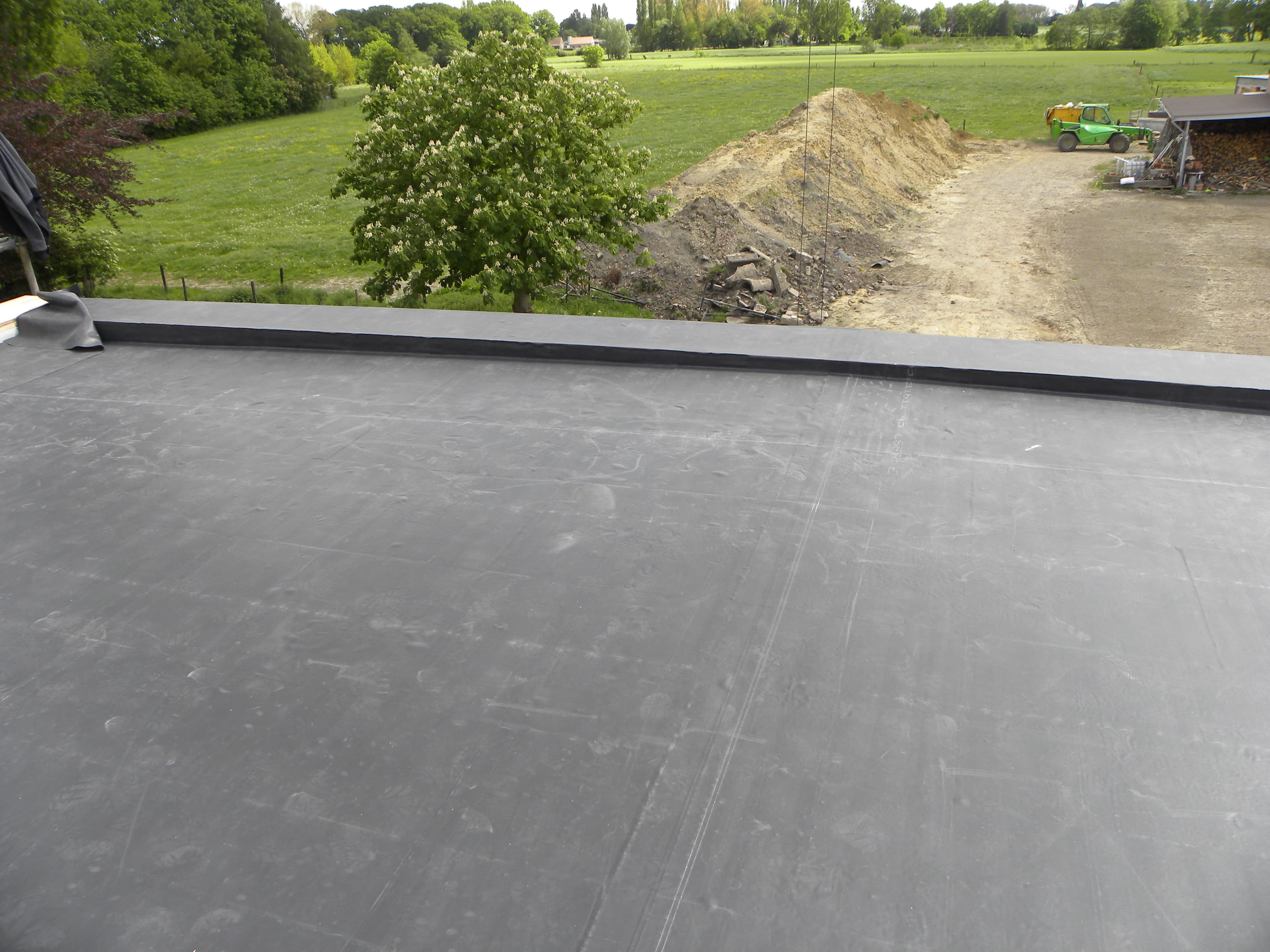 RoofCover EPDM-tape wordt op een platte dakopbouw aangebracht
